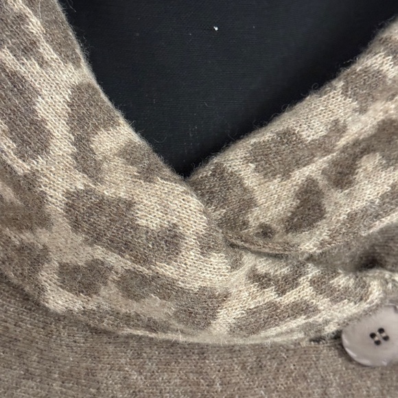 Chiaramente Wool Blend Leopard Cowl neck sweater. Tan. Size Small - Picture 2 of 10